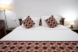 Кровать или кровати в номере SHANU'S SEASIDE INN - A Family-Run Guesthouse just 100 metres from Candolim Beach +33 фотографии