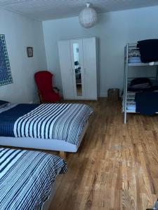 Un pat sau paturi într-o cameră la Superbe appartement à Bourg d'Oisans avec terrasse Sud