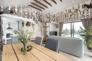 kuchnia i jadalnia z drewnianym stołem i krzesłami w obiekcie Riese Apartments w mieście Riešė