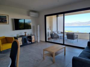 TV a/nebo společenská místnost v ubytování Superbe appartement T3 face mer baie Ajaccio