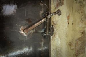 einem Metall-Türgriff an einer Wand im Bad in der Unterkunft La Rondine in Tagliacozzo
