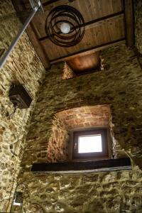 a window in a stone building with a ceiling at La Rondine in Tagliacozzo