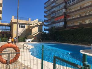 Moderno Apartamento en Primera línea Paseo Marítimo Fuengirola内部或周边的泳池
