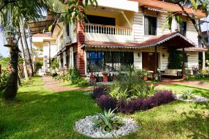 Сад в SHANU'S SEASIDE INN - A Family-Run Guesthouse just 100 metres from Candolim Beach