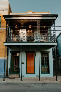 un edificio con balcón en la parte superior en The Frenchmen en Nueva Orleans