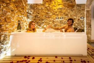 un hombre y una mujer sentados en una bañera en La Rondine, en Tagliacozzo 57 fotos más