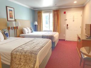 a hotel room with two beds and a window at Oceano Inn in Oceano