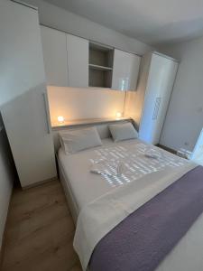 Postel nebo postele na pokoji v ubytování Kozino Apartments