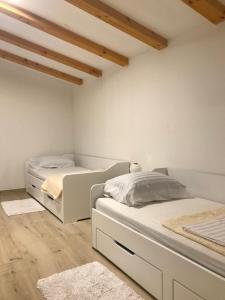 Postel nebo postele na pokoji v ubytování Kozino Apartments