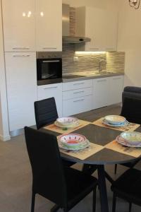 d'une cuisine avec une table et des plaques de cuisson. dans l'établissement Appartamento Torre Matilde, à Viareggio