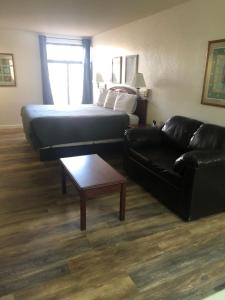 un soggiorno con divano e letto di Antelope Hills Inn a Prescott