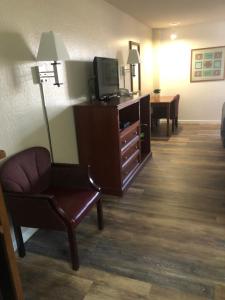 - un salon avec une télévision et une chaise dans l'établissement Antelope Hills Inn, à Prescott