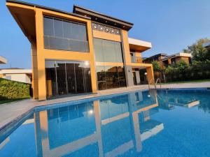 une maison avec une piscine en face d'une maison dans l'établissement Villa Aysha 2, à Sapanca