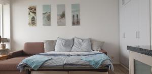 um quarto com uma cama com duas pinturas na parede em Mehr Meer geht nicht em Sierksdorf