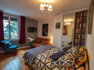 um quarto com uma cama e uma estante de livros em Hotel Oh Sevres Autrement em Sèvres