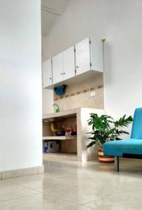 una sala de estar con una silla azul y una planta en Apartamento amoblado en La Tebaida, Quindio, en La Tebaida
