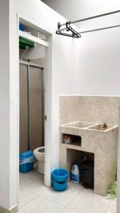 ein Bad mit einem Waschbecken und einem WC in der Unterkunft Apartamento amoblado en La Tebaida, Quindio in La Tebaida