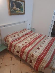 リーヴァ・デル・ガルダにあるApartment Negrelliのベッド(布団付)が備わる客室です。