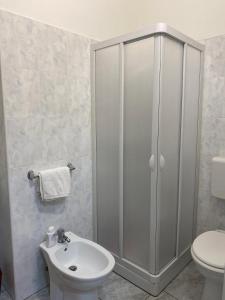 een badkamer met een douche, een toilet en een wastafel bij AG sweet apartment in Reggio di Calabria