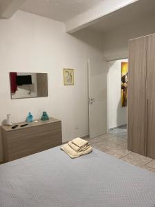 een slaapkamer met een bed, een dressoir en een televisie bij AG sweet apartment in Reggio di Calabria