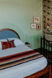 1 dormitorio con 1 cama con cabecero de madera en The Frenchmen en Nueva Orleans