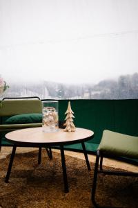 Una mesa con un árbol de Navidad en una habitación en Bulle Time Flies - logement insolite, en Bouillon