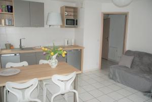 cocina y sala de estar con mesa y sillas en CABANA & Voie Verte - Parking, Terrasse, Lac, en Saint-Jorioz