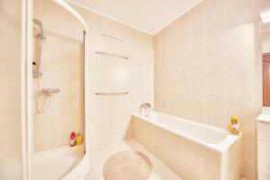 a white bathroom with a tub and a shower at Роскошная 3к квартира 170м2 на Оболонской набережной in Kyiv +11 photos