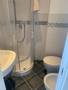 une salle de bain avec une douche, des toilettes et un lavabo dans l'établissement Vista mozzafiato sul mare!, à Sperlonga