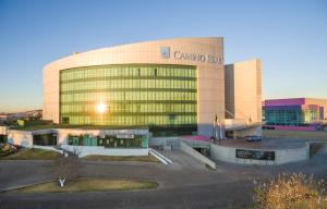 un bâtiment avec un panneau sur son côté dans l'établissement Camino Real Pachuca, à Pachuca