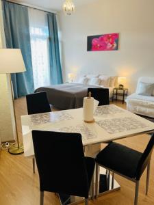 uma sala de estar com uma mesa branca e cadeiras em Maria Apartments - Free Parking em Praga