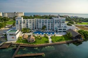 uma vista aérea de um resort sobre a água em Real Inn Cancún em Cancún