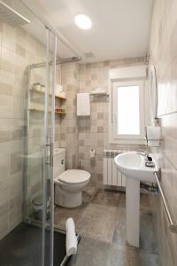 Koupelna v ubytování Hostal Puente de Hierro