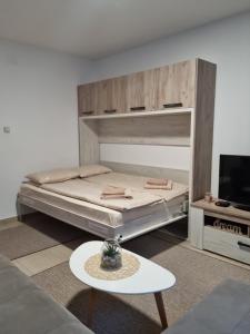 Apartman Lola, Divcibare في ديفشيبار: غرفة معيشة بها سرير وطاولة