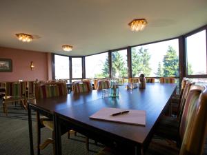 een conferentieruimte met een houten tafel en stoelen bij Hotel Garni Geisler in Keulen