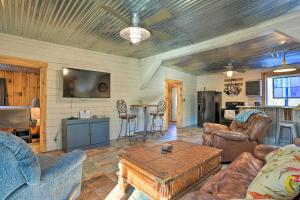 sala de estar con sofás y mesa en Cozy Summerville Cabin Private Hot Tub, Fire Pit!, en Summerville