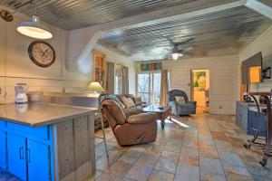 cocina y sala de estar con sofás y reloj en la pared en Cozy Summerville Cabin Private Hot Tub, Fire Pit!, en Summerville