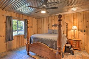 Imagen de la galería de Cozy Summerville Cabin Private Hot Tub, Fire Pit!, en Summerville