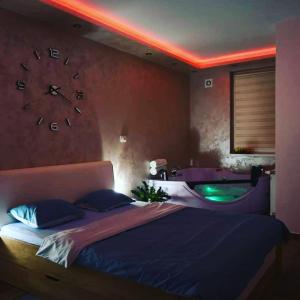 Voodi või voodid majutusasutuse Jacuzzi Room toas