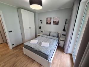 sypialnia z łóżkiem z dwoma ręcznikami w obiekcie Apartament Mickiewicza w mieście Puck
