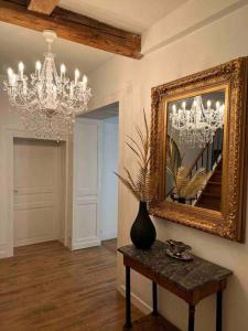 Fotografie z fotogalerie ubytování Superbe appartement luxueux, influence Haussmannienne et très spacieux v destinaci Morbier