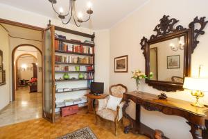 a living room with a mirror and a desk at Casa di Gioia in Verona