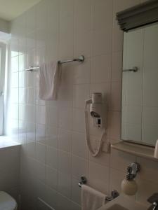 Kylpyhuone majoituspaikassa Hotel Kaiserhof am Dom