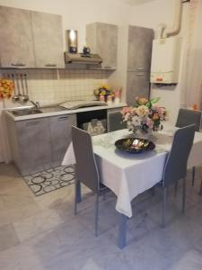 A kitchen or kitchenette at Casa Al Castello
