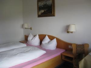 Postel nebo postele na pokoji v ubytování Alpenhotel Allgäu