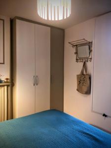 - une chambre avec un lit doté d'un couvre-lit bleu dans l'établissement Au COCON QUIMPEROIS, à Quimper