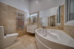 Koupelna v ubytování Old Town Luxury 3 Beds + 33 fotografií