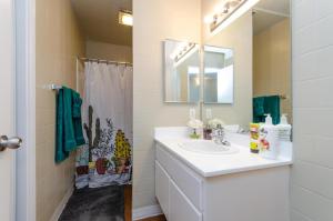 uma casa de banho com um lavatório e um espelho em Savana spectacular loft em Los Angeles