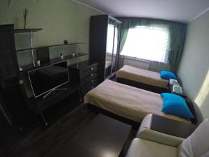 エリゾヴォにあるАmtoのベッド2台とテレビが備わる小さな客室です。