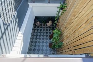 una vista elevada de un patio con macetas en La Buena Vida Inn, en San Juan